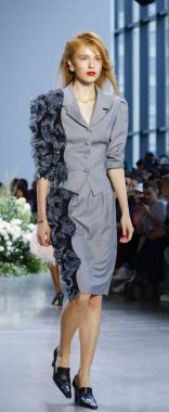 New York, ABD - 12 Eylül 2018: Bahar Studios, Manhattan New York moda haftası sırasında Calvin Luo ilkbahar/yaz 2019 toplama sunmak için bir model yürür pist