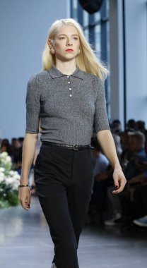 New York, ABD - 12 Eylül 2018: Bahar Studios, Manhattan New York moda haftası sırasında Calvin Luo ilkbahar/yaz 2019 toplama sunmak için bir model yürür pist