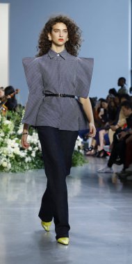 New York, ABD - 12 Eylül 2018: Bahar Studios, Manhattan New York moda haftası sırasında Calvin Luo ilkbahar/yaz 2019 toplama sunmak için bir model yürür pist