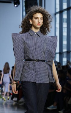 New York, ABD - 12 Eylül 2018: Bahar Studios, Manhattan New York moda haftası sırasında Calvin Luo ilkbahar/yaz 2019 toplama sunmak için bir model yürür pist