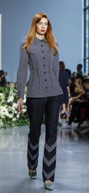 New York, ABD - 12 Eylül 2018: Bahar Studios, Manhattan New York moda haftası sırasında Calvin Luo ilkbahar/yaz 2019 toplama sunmak için bir model yürür pist