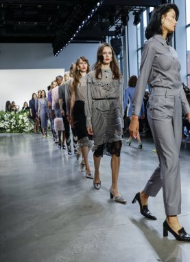 New York, ABD - 12 Eylül 2018: Modelleri yürüyüş pist için bahar Studios, Manhattan, New York moda haftası sırasında mevcut 2019 Calvin Luo İlkbahar/Yaz koleksiyonu