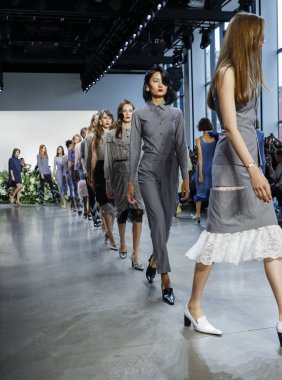 New York, ABD - 12 Eylül 2018: Modelleri yürüyüş pist için bahar Studios, Manhattan, New York moda haftası sırasında mevcut 2019 Calvin Luo İlkbahar/Yaz koleksiyonu