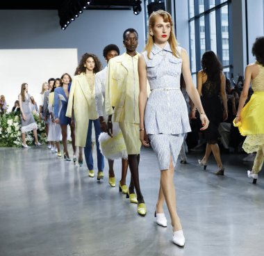 New York, ABD - 12 Eylül 2018: Modelleri yürüyüş pist için bahar Studios, Manhattan, New York moda haftası sırasında mevcut 2019 Calvin Luo İlkbahar/Yaz koleksiyonu