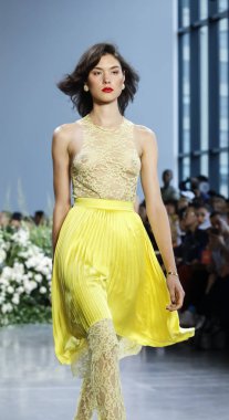 New York, ABD - 12 Eylül 2018: Bahar Studios, Manhattan New York moda haftası sırasında Calvin Luo ilkbahar/yaz 2019 toplama sunmak için bir model yürür pist