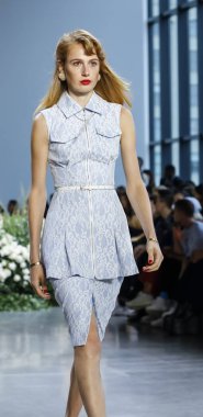 New York, ABD - 12 Eylül 2018: Bahar Studios, Manhattan New York moda haftası sırasında Calvin Luo ilkbahar/yaz 2019 toplama sunmak için bir model yürür pist