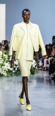 New York, ABD - 12 Eylül 2018: Bahar Studios, Manhattan New York moda haftası sırasında Calvin Luo ilkbahar/yaz 2019 toplama sunmak için bir model yürür pist