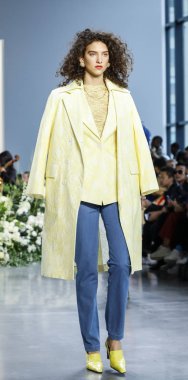 New York, ABD - 12 Eylül 2018: Bahar Studios, Manhattan New York moda haftası sırasında Calvin Luo ilkbahar/yaz 2019 toplama sunmak için bir model yürür pist