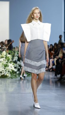 New York, ABD - 12 Eylül 2018: Bahar Studios, Manhattan New York moda haftası sırasında Calvin Luo ilkbahar/yaz 2019 toplama sunmak için bir model yürür pist