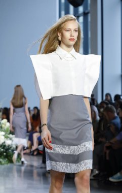 New York, ABD - 12 Eylül 2018: Bahar Studios, Manhattan New York moda haftası sırasında Calvin Luo ilkbahar/yaz 2019 toplama sunmak için bir model yürür pist