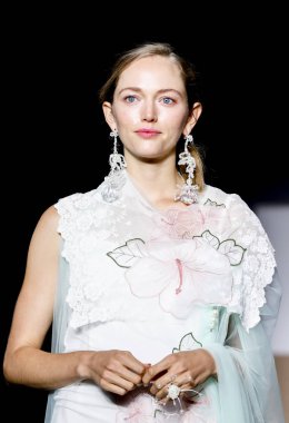 New York, ABD - 8 Eylül 2018: Jane Qin ilkbahar/yaz 2019 koleksiyonu Industria Studios, Manhattan, New York moda haftasında Yasemin sunmak için bir model yürür pist