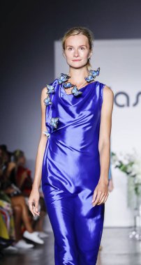 New York, ABD - 8 Eylül 2018: Jane Qin ilkbahar/yaz 2019 koleksiyonu Industria Studios, Manhattan, New York moda haftasında Yasemin sunmak için bir model yürür pist