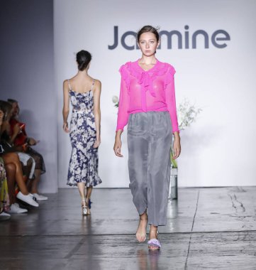 New York, ABD - 8 Eylül 2018: Jane Qin ilkbahar/yaz 2019 koleksiyonu Industria Studios, Manhattan, New York moda haftasında Yasemin sunmak için bir model yürür pist