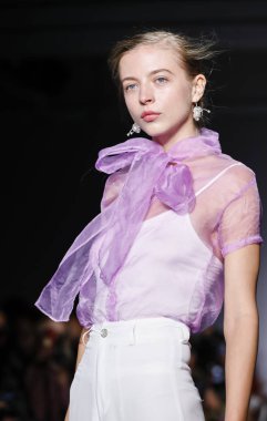 New York, ABD - 8 Eylül 2018: Jane Qin ilkbahar/yaz 2019 koleksiyonu Industria Studios, Manhattan, New York moda haftasında Yasemin sunmak için bir model yürür pist