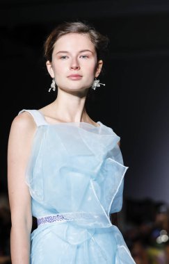 New York, ABD - 8 Eylül 2018: Jane Qin ilkbahar/yaz 2019 koleksiyonu Industria Studios, Manhattan, New York moda haftasında Yasemin sunmak için bir model yürür pist