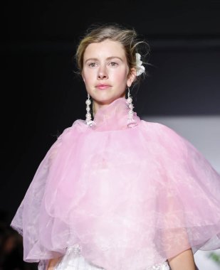 New York, ABD - 8 Eylül 2018: Jane Qin ilkbahar/yaz 2019 koleksiyonu Industria Studios, Manhattan, New York moda haftasında Yasemin sunmak için bir model yürür pist