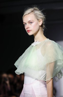 New York, ABD - 8 Eylül 2018: Jane Qin ilkbahar/yaz 2019 koleksiyonu Industria Studios, Manhattan, New York moda haftasında Yasemin sunmak için bir model yürür pist