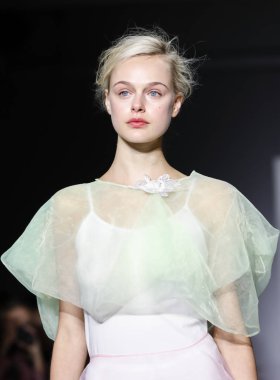 New York, ABD - 8 Eylül 2018: Jane Qin ilkbahar/yaz 2019 koleksiyonu Industria Studios, Manhattan, New York moda haftasında Yasemin sunmak için bir model yürür pist