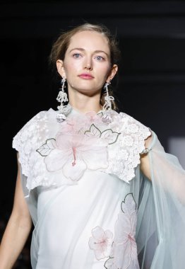 New York, ABD - 8 Eylül 2018: Jane Qin ilkbahar/yaz 2019 koleksiyonu Industria Studios, Manhattan, New York moda haftasında Yasemin sunmak için bir model yürür pist