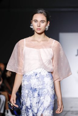 New York, ABD - 8 Eylül 2018: Jane Qin ilkbahar/yaz 2019 koleksiyonu Industria Studios, Manhattan, New York moda haftasında Yasemin sunmak için bir model yürür pist