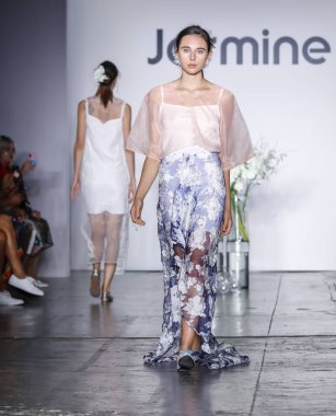 New York, ABD - 8 Eylül 2018: Jane Qin ilkbahar/yaz 2019 koleksiyonu Industria Studios, Manhattan, New York moda haftasında Yasemin sunmak için bir model yürür pist
