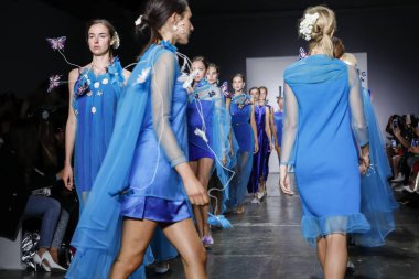 New York, ABD - 8 Eylül 2018: Modelleri yürüyüş pist Jane Qin ilkbahar/yaz 2019 koleksiyonu Industria Studios, Manhattan, New York moda haftasında Yasemin sunmak