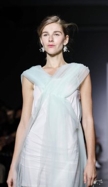 New York, ABD - 8 Eylül 2018: Jane Qin ilkbahar/yaz 2019 koleksiyonu Industria Studios, Manhattan, New York moda haftasında Yasemin sunmak için bir model yürür pist