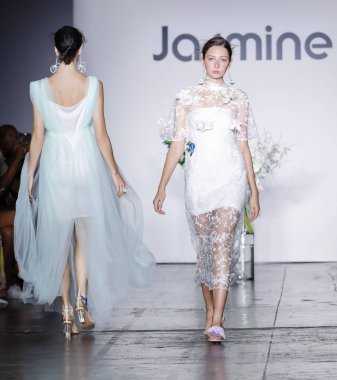 New York, ABD - 8 Eylül 2018: Jane Qin ilkbahar/yaz 2019 koleksiyonu Industria Studios, Manhattan, New York moda haftasında Yasemin sunmak için bir model yürür pist