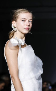New York, ABD - 8 Eylül 2018: Jane Qin ilkbahar/yaz 2019 koleksiyonu Industria Studios, Manhattan, New York moda haftasında Yasemin sunmak için bir model yürür pist