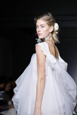 New York, ABD - 8 Eylül 2018: Jane Qin ilkbahar/yaz 2019 koleksiyonu Industria Studios, Manhattan, New York moda haftasında Yasemin sunmak için bir model yürür pist
