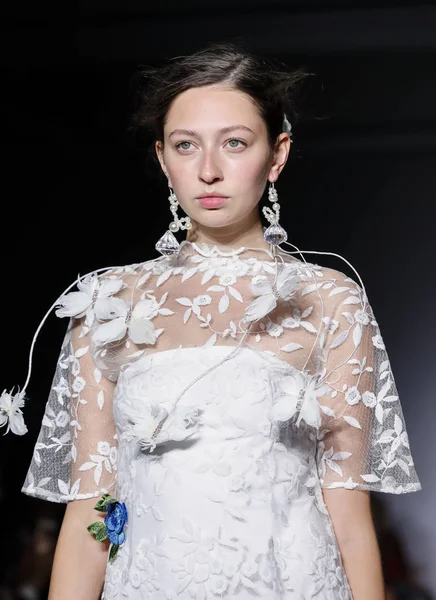 New York, ABD - 8 Eylül 2018: Jane Qin ilkbahar/yaz 2019 koleksiyonu Industria Studios, Manhattan, New York moda haftasında Yasemin sunmak için bir model yürür pist