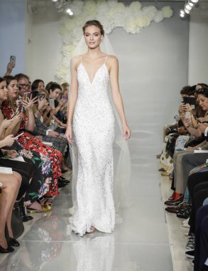 New York, ABD - 4 Ekim 2018: Theia pist pist göstermek Theia edilmesidir, Manhattan, New York gelin haftasında bir model yürür.