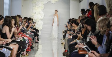 New York, ABD - 4 Ekim 2018: Theia pist pist göstermek Theia edilmesidir, Manhattan, New York gelin haftasında bir model yürür.