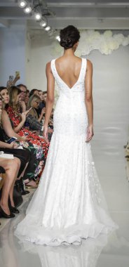 New York, ABD - 4 Ekim 2018: Theia pist pist göstermek Theia edilmesidir, Manhattan, New York gelin haftasında bir model yürür.