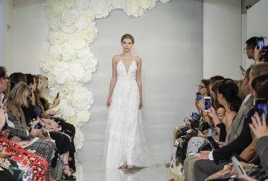 New York, ABD - 4 Ekim 2018: Theia pist pist göstermek Theia edilmesidir, Manhattan, New York gelin haftasında bir model yürür.