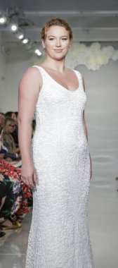 New York, ABD - 4 Ekim 2018: Theia pist pist göstermek Theia edilmesidir, Manhattan, New York gelin haftasında bir model yürür.