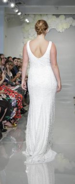 New York, ABD - 4 Ekim 2018: Theia pist pist göstermek Theia edilmesidir, Manhattan, New York gelin haftasında bir model yürür.