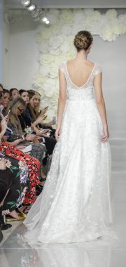 New York, ABD - 4 Ekim 2018: Theia pist pist göstermek Theia edilmesidir, Manhattan, New York gelin haftasında bir model yürür.