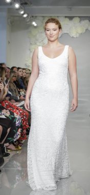 New York, ABD - 4 Ekim 2018: Theia pist pist göstermek Theia edilmesidir, Manhattan, New York gelin haftasında bir model yürür.