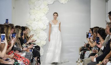 New York, ABD - 4 Ekim 2018: Theia pist pist göstermek Theia edilmesidir, Manhattan, New York gelin haftasında bir model yürür.