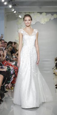 New York, ABD - 4 Ekim 2018: Theia pist pist göstermek Theia edilmesidir, Manhattan, New York gelin haftasında bir model yürür.