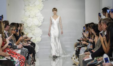 New York, ABD - 4 Ekim 2018: Theia pist pist göstermek Theia edilmesidir, Manhattan, New York gelin haftasında bir model yürür.