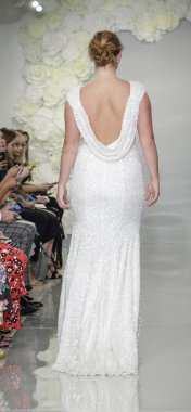 New York, ABD - 4 Ekim 2018: Theia pist pist göstermek Theia edilmesidir, Manhattan, New York gelin haftasında bir model yürür.