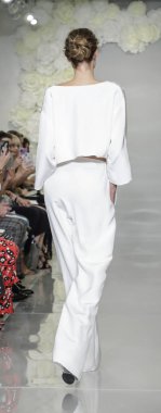 New York, ABD - 4 Ekim 2018: Theia pist pist göstermek Theia edilmesidir, Manhattan, New York gelin haftasında bir model yürür.