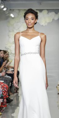 New York, ABD - 4 Ekim 2018: Theia pist pist göstermek Theia edilmesidir, Manhattan, New York gelin haftasında bir model yürür.