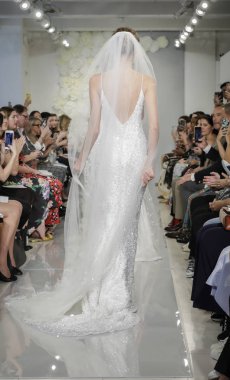 New York, ABD - 4 Ekim 2018: Modelleri yürüyüş Theia pist gösterinin Theia edilmesidir, Manhattan, New York gelin haftasında pist