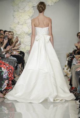 New York, ABD - 4 Ekim 2018: Theia pist pist göstermek Theia edilmesidir, Manhattan, New York gelin haftasında bir model yürür.