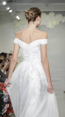 New York, ABD - 4 Ekim 2018: Theia pist pist göstermek Theia edilmesidir, Manhattan, New York gelin haftasında bir model yürür.