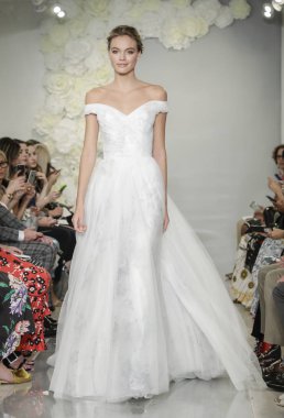 New York, ABD - 4 Ekim 2018: Theia pist pist göstermek Theia edilmesidir, Manhattan, New York gelin haftasında bir model yürür.