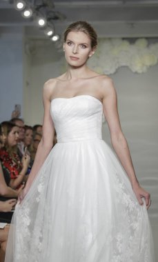 New York, ABD - 4 Ekim 2018: Theia pist pist göstermek Theia edilmesidir, Manhattan, New York gelin haftasında bir model yürür.